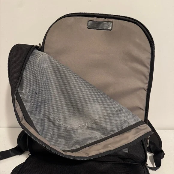 Victorinox Swiss Army Black Architecture 3.0 Zipper Laptop Backpack 31322301 - Picture 9 of 16